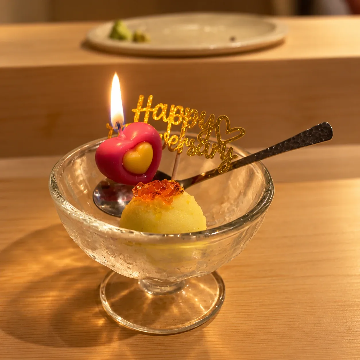 하트 초와 ‘Happy Anniversary’ 픽을 올린 유리잔 디저트